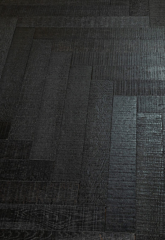 Sàn gỗ kỹ thuật xương cá màu đen dữ dội